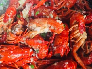 26、蒜蓉小龙虾,搅拌均匀出锅