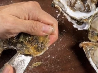 1、蒜蓉生蚝,新鲜生蚝买回来处理一下，至于怎么挑，怎么处理全靠对象自己了。没办法谁让我是个山里娃呢，实在对海鲜这块没法子。