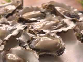 2、蒜蓉生蚝,噔蹬，完美！我也学习了一下，大致是这么处理的。生蚝有一年凸面，一面平面，剥壳的时候，平的一面朝自己，用小刀从右手边找个小口插进去，切开连接点，就可以剥开了。剥开以后，要再重新一下，更干净。