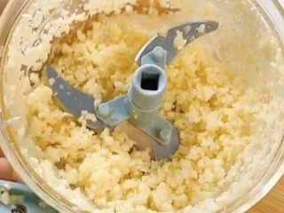 3、蒜蓉生蚝,再剥两颗蒜，用搅蒜器搅成碎，再切点小米辣