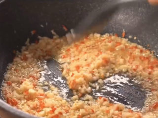 5、蒜蓉生蚝,蒜泥要炒久一点，这样吃起来不会太辣嘴，吃起来才香。