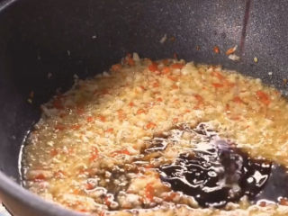 6、蒜蓉生蚝,开始调味：一勺生抽，一勺蚝油，一勺砂糖调味即可，要是做的量多，适当调入一点盐，自己可以根据情况试试咸淡。