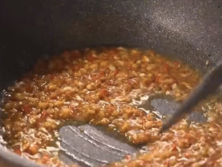 7、蒜蓉生蚝,翻炒均匀即可，出锅备用