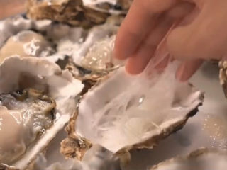 8、蒜蓉生蚝,清洗干净的生蚝底部铺一层泡软的粉丝，因为我喜欢吃里面的粉丝所以才放的，我觉得这样更好吃，也可以不放，随自己喜欢。