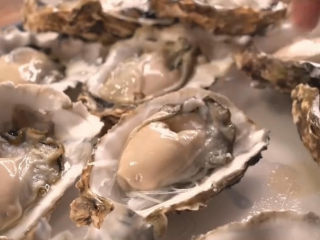 9、蒜蓉生蚝,生蚝肉铺上面，我习惯把生蚝肉拎出来再清洗一下，哈哈哈
