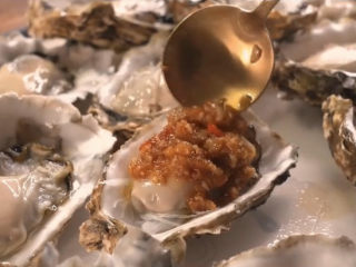 10、蒜蓉生蚝,然后就是蒜蓉酱出场啦，喜欢重口味就多放点，喜欢原味，就少放点。
