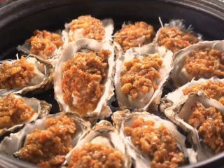 11、蒜蓉生蚝,都处理好了，蒸锅里摆放整齐。一定要摆正了，不然一会蒸的时候汤汁就流走了。