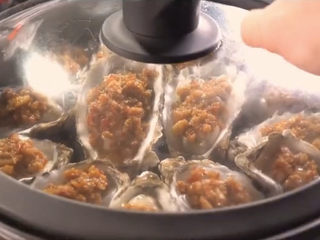 12、蒜蓉生蚝,盖上盖，水开大火蒸5分钟就行了。有些朋友的生蚝煮好后肉变得很小，就是因为煮太久了，肉都萎缩掉了，所以一定不能蒸过头了。