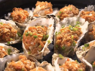 13、蒜蓉生蚝,蒸好后来点灵感葱花