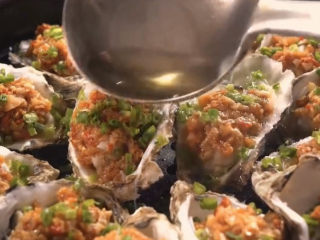 14、蒜蓉生蚝,再起锅烧油，给每个生蚝都淋一遍热油，瞬间满屋飘香
