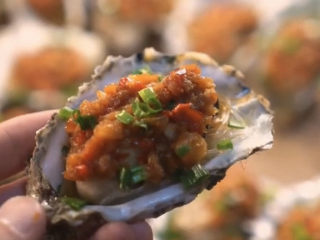 15、蒜蓉生蚝,诺，汤汁饱满，蒜香浓郁的生蚝要不要来一颗，比外面的还好吃。