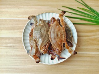1、干锅香辣蟹,螃蟹挑的时候按一下蟹脚，蟹脚厚实，螃蟹就肥。