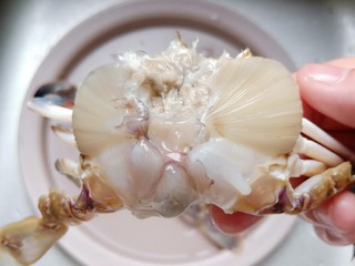 4、干锅香辣蟹,去掉螃蟹的腮。