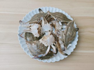 5、干锅香辣蟹,螃蟹去除内脏后剪成小块。