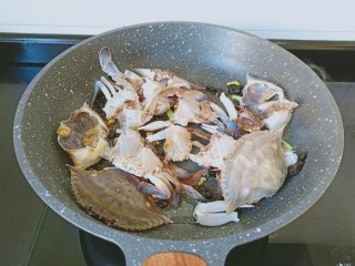 7、干锅香辣蟹,下郫县豆瓣酱炒香再放螃蟹块快速翻炒。