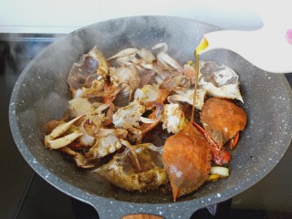 8、干锅香辣蟹,加料酒少许去腥。