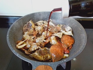 9、干锅香辣蟹,加点生抽调色。