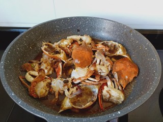 10、干锅香辣蟹,加一点点水开大火炖煮。