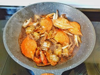 11、干锅香辣蟹,汤汁差不多时开大火收汁。