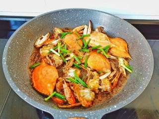 12、干锅香辣蟹,撒点葱段提香。