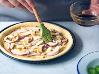 13、麻辣小龙虾披萨,摆上一层口蘑，在口蘑上再刷上一层小龙虾汤汁；