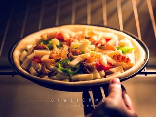 15、麻辣小龙虾披萨,烤箱预热后放入披萨，200度上下火，烤10-15分钟即可。