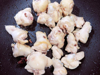 9、小鸡炖蘑菇粉条,放入鸡翅根翻炒均匀。