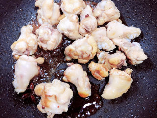 10、小鸡炖蘑菇粉条,再放入料酒、生抽、蚝油，继续翻炒均匀。