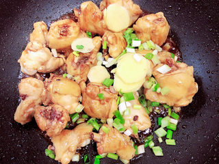 11、小鸡炖蘑菇粉条,鸡翅根上色后，放入葱姜爆香。