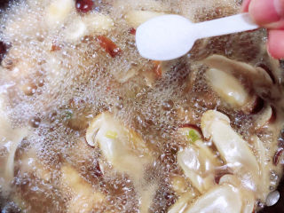 14、小鸡炖蘑菇粉条,放入2小勺盐。