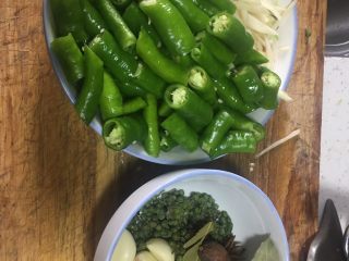 2、鲜椒红烧兔,处理配料,线椒切小段,子姜切丝,准备好香料,干、鲜花椒辣椒,蒜拍碎