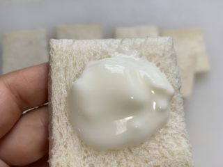 4、港式酸奶西多士,舀一点酸奶，再盖一片面包