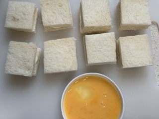 5、港式酸奶西多士,全部做好，滚一圈蛋液