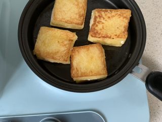 7、港式酸奶西多士,煎至两面金黄