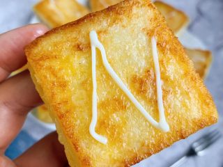 9、港式酸奶西多士,小小的一个