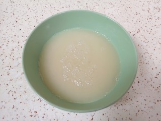 1、胡萝卜韭菜馅包子,准备好中筋面粉，碗里放入发酵粉、泡打粉和糖，加入温水混合均匀。