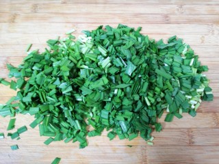 4、胡萝卜韭菜馅包子,韭菜洗干净控一下水分切碎。