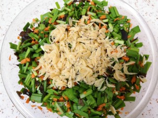 6、胡萝卜韭菜馅包子,黑木耳切碎，和韭菜胡萝卜放在一起，加入熟油和虾皮（虾皮提前用温水清洗一下挤干水分）搅拌均匀。
