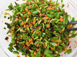 8、胡萝卜韭菜馅包子,胡萝卜韭菜包子馅完成。