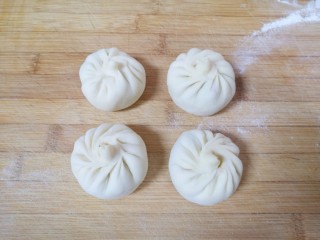 13、胡萝卜韭菜馅包子,包成自己喜欢的形状。