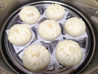 15、胡萝卜韭菜馅包子,胡萝卜韭菜馅包子出锅了。