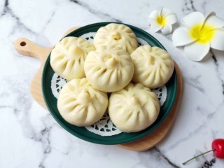 16、胡萝卜韭菜馅包子,闻起来就特别香。