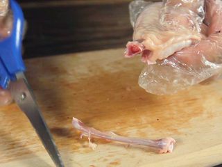 3、鸡翅包饭!颜值逆天 好吃到跳舞,中间两要小骨用同样的方法用剪刀慢慢分离,再慢慢转动拔出骨头,鸡翅的骨头就剔好了