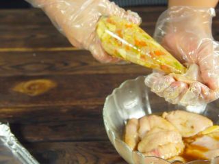 14、鸡翅包饭!颜值逆天 好吃到跳舞,然后依次装进鸡翅中