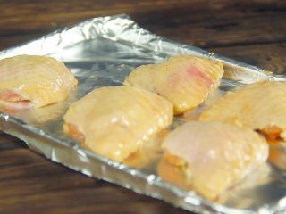 15、鸡翅包饭!颜值逆天 好吃到跳舞,在烤盘中铺上锡纸,摆放好鸡翅