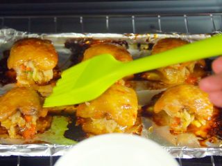 20、鸡翅包饭!颜值逆天 好吃到跳舞,20分钟烤好后翻面,刷一层油和蜂蜜,再烤15分钟即可