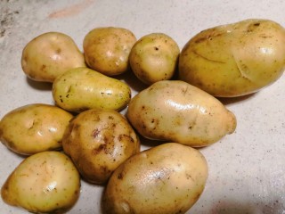 1、自制超好吃纯天然薯条,土豆若干个（你喜欢咯），洗干净