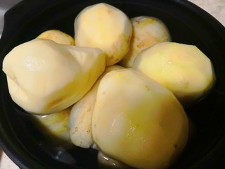 2、自制超好吃纯天然薯条,去皮洗干净