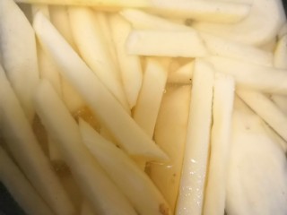 4、自制超好吃纯天然薯条,切好在水里泡10分钟，去除一点淀粉。水煮开了，放入煮3分钟，加一点点盐，不宜太长时间，薯条会断。煮好过冷水，晾干放入冰箱，冻至变硬，但不要沾在一起