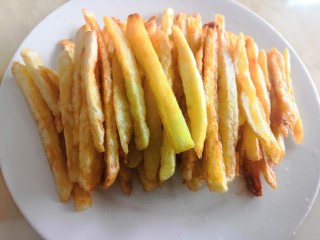 5、自制超好吃纯天然薯条,冰箱取出，下油烧至六成热，太热会焦，不够热会很油腻。大概炸12-15分钟，（根据粗细或者颜色变化来定，变金黄就差不多了）